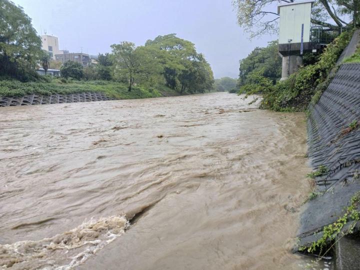 大雨により、濁流が勢いよく流れる石手川＝2日午後0時20分ごろ、松山市樽味1丁目（撮影・宇和上翼）