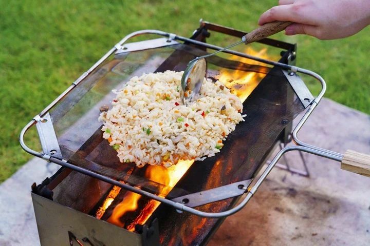 チャーハンを調理するメッシュパン