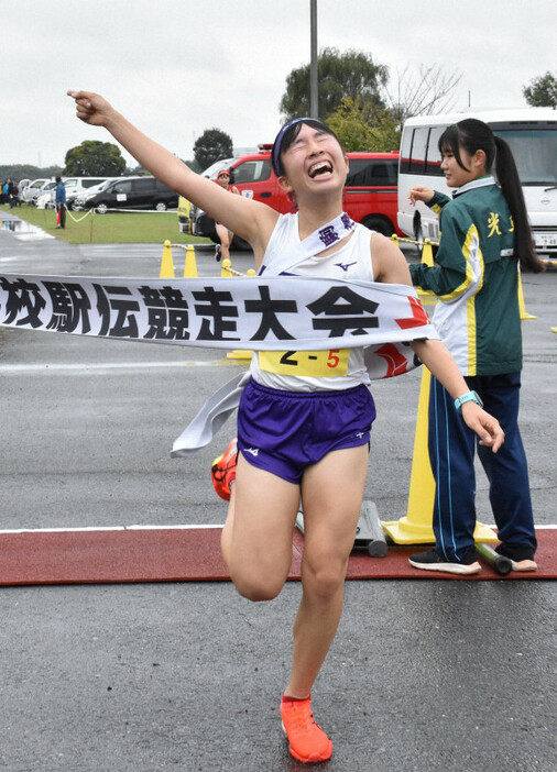 1位でゴールする駒大高の野口麻衣子＝東京都板橋区で2024年11月2日午前11時13分、小林遥撮影