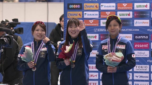 2位となった女子団体パシュート（左から）佐藤綾乃選手・堀川桃香選手・高木美帆選手