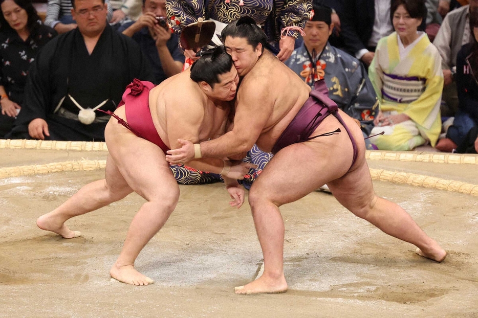 ＜九州場所3日目＞　狼雅（右）を寄り倒しで破る遠藤（撮影・成瀬　徹）　　