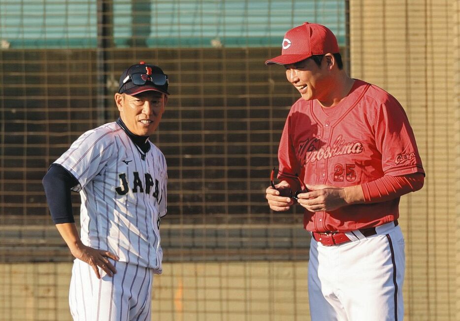 練習試合後、話をする野球日本代表の井端監督（左）と広島の新井監督