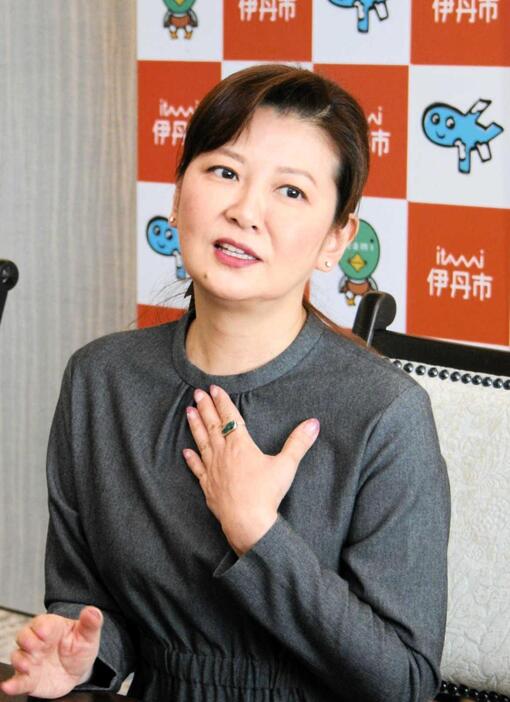 地元への思いを語る伊丹大使の南野陽子さん＝伊丹市役所