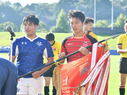 【41年ぶりの両校優勝。表彰式では決勝進出の朝明、四日市工の2校に優勝旗が授与された＝スポーツの杜鈴鹿で】