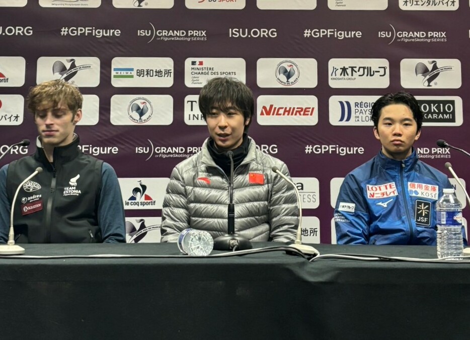 フィギュアスケートGPシリーズフランス杯　男子SP上位選手会見に出席した、左からアレキサンドル・セレフコ、ボーヤン・ジン、友野一希（撮影・松本愛香）