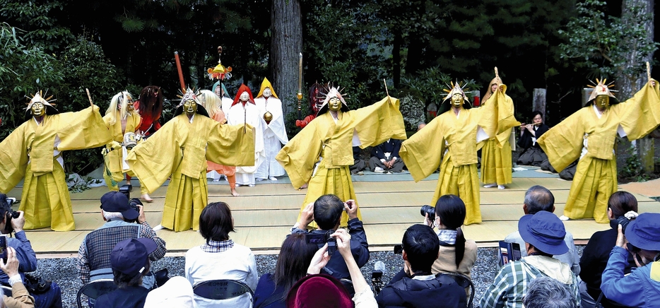 浄土の素晴らしさを表現した仏たちの舞（和歌山県かつらぎ町で）