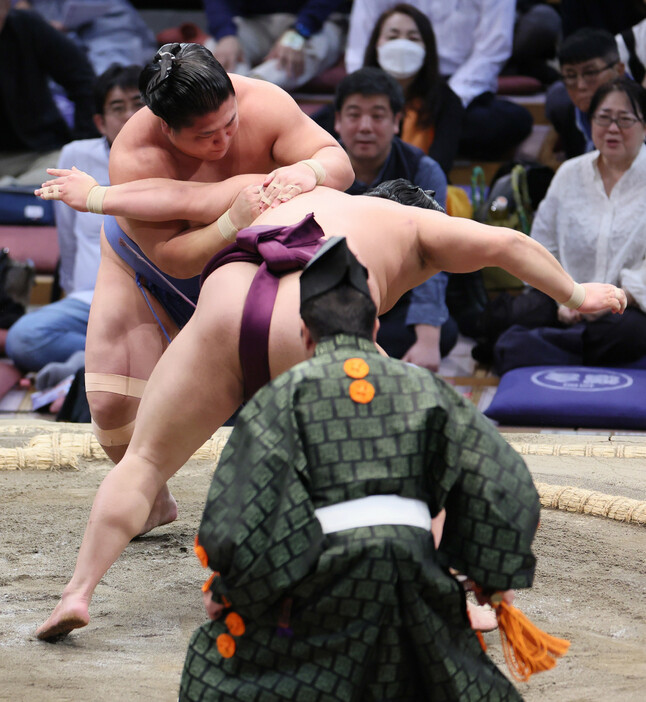 大相撲九州場所８日目。若隆景（奥）は肩すかしで平戸海を破る＝１７日、福岡国際センター