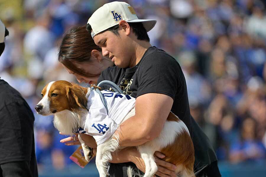 優勝セレモニーに参加したドジャース・大谷翔平と愛犬のデコピン【写真：ロイター】