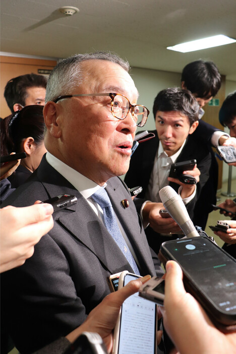 自民党税制調査会幹部の非公式会合後に取材に応じる宮沢洋一会長＝１５日午前、東京・永田町の同党本部