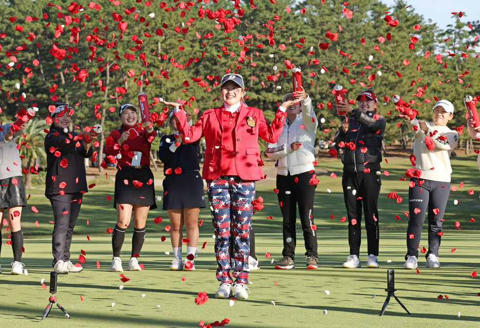 ＪＬＰＧＡツアー選手権。参加選手から祝福される優勝した桑木志帆（中央）＝２４日、宮崎ＣＣ