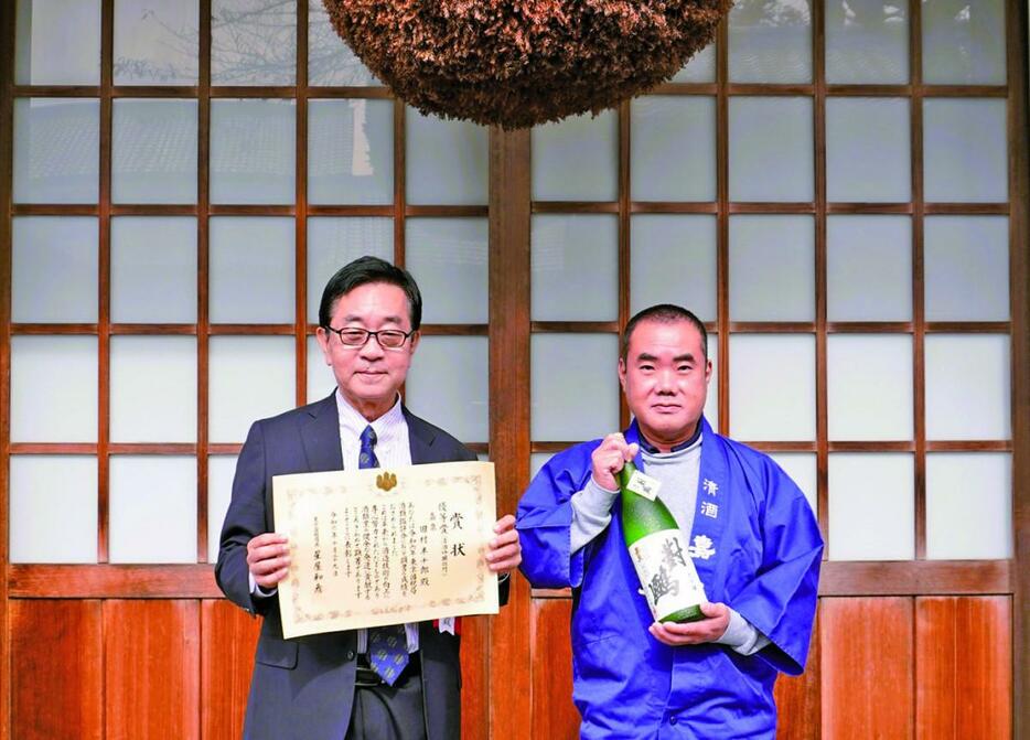 首席受賞を受け、酒造りへの一層の精進を決意する田村社長（左）