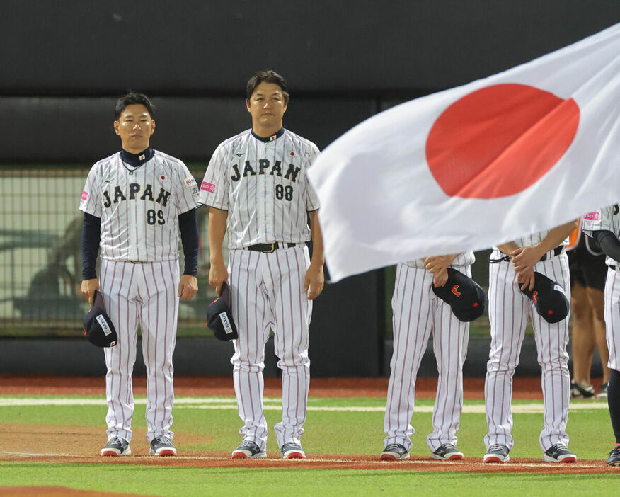 国歌演奏で整列する井端弘和監督（左）（カメラ・中島　傑）