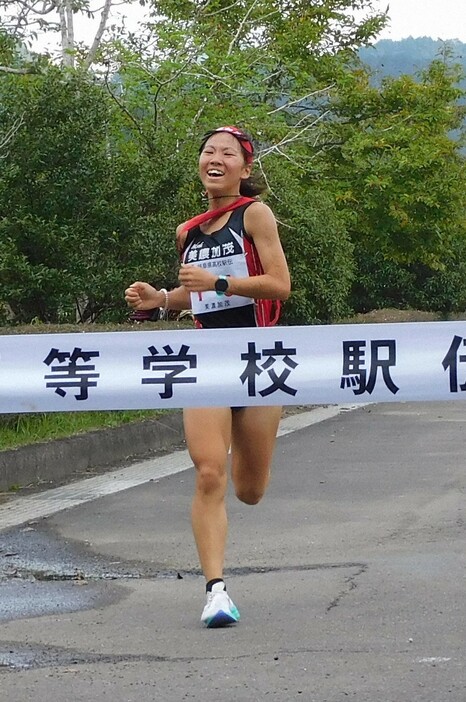 岐阜県予選5連覇を果たした美濃加茂のアンカー・伊藤綾音＝同県山県市の四国山香りの森公園で2024年11月4日午前11時10分、安達一正撮影