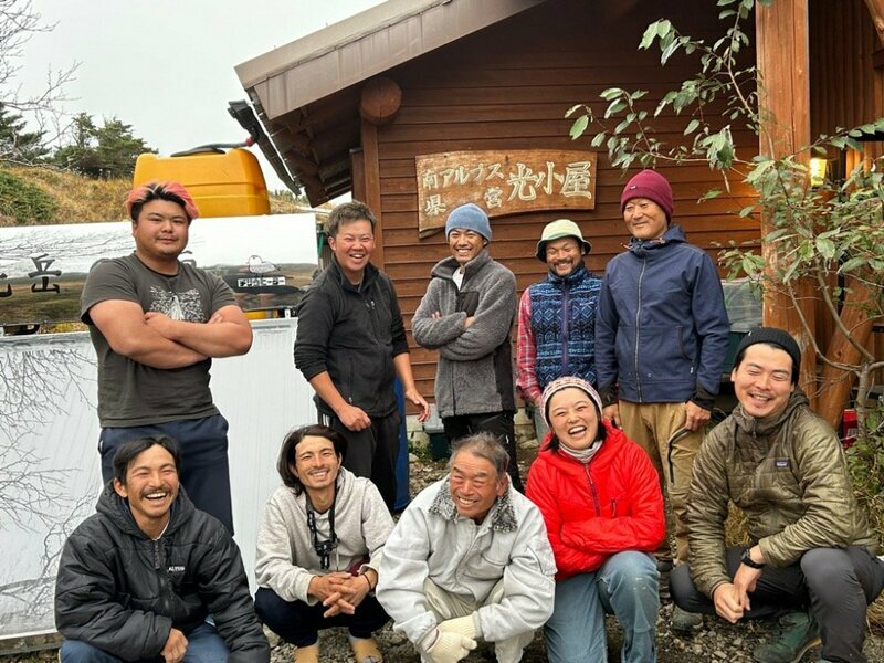 営業期間終了後、メンテナンス工事の職人さんたちと。他にも大工さんや足場屋さん、配管屋さんがきてくれました（撮影：小宮山花）