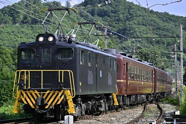 秩父鉄道EL＋12系客車（画像：加藤篤史氏、日本旅行）。