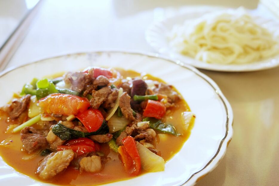 ウイグルを代表する料理「ラグ麺」　（熊崎敬撮影）