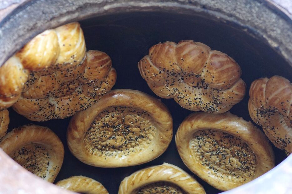 釜の中で焼き上がりつつあるナン。辺りに食欲をそそる香りが漂う　（熊崎敬撮影）