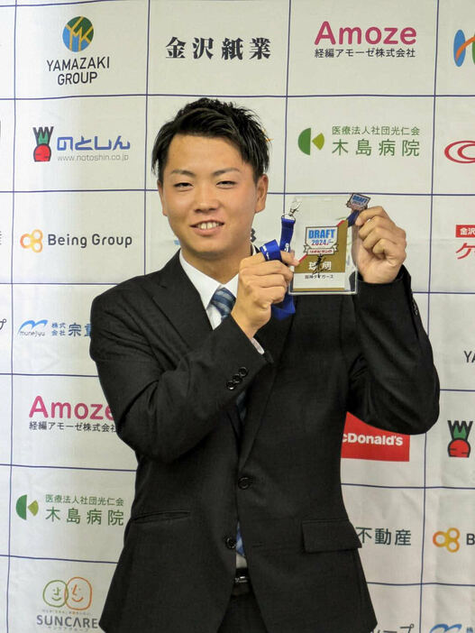 阪神育成ドラフト4位・川崎俊哲は藤川監督のサイン入りドラフト入館証を手に笑顔（2024年10月29日撮影）