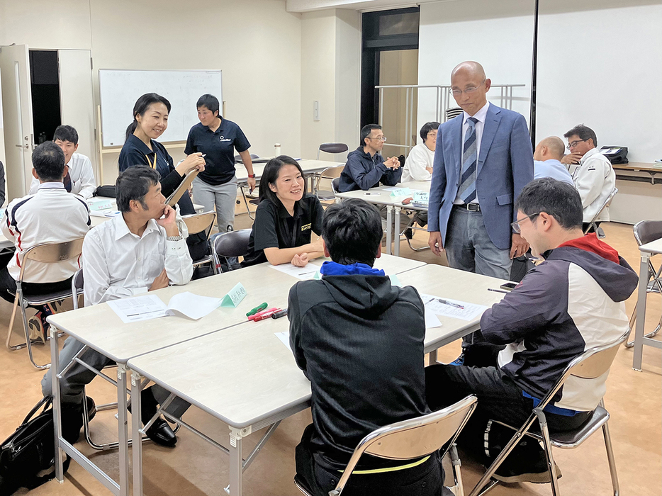 町内の小中学校、高校の教員ら20人が参加した「ゆんぬ学」の研修会＝28日、鹿児島県与論町