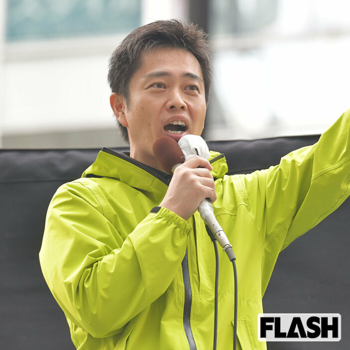 11月17日、日本維新の会の代表選の合同演説会に出席した吉村知事。自身もさっそく「ノースーツ」の姿勢を見せている（写真・馬詰雅浩）