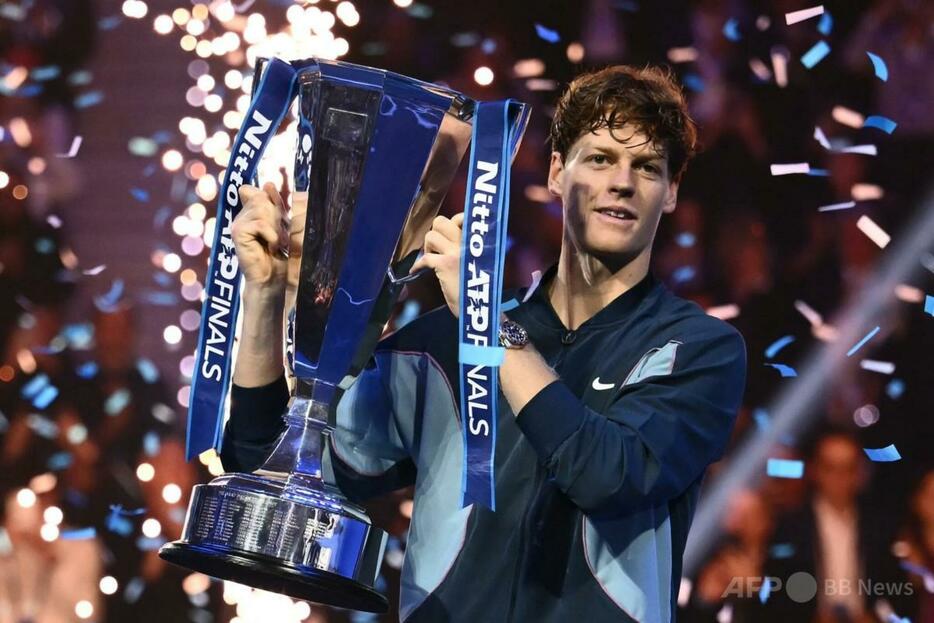 男子テニス、ATPファイナルズ8日目。トロフィーを手にポーズをとるヤニック・シナー（2024年11月17日撮影）。【翻訳編集】 AFPBB News