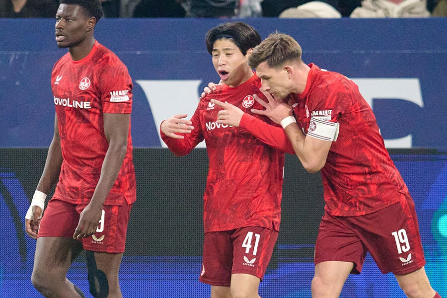 横田大祐がシャルケ戦で3ゴール目を決めた【写真：Getty Images】