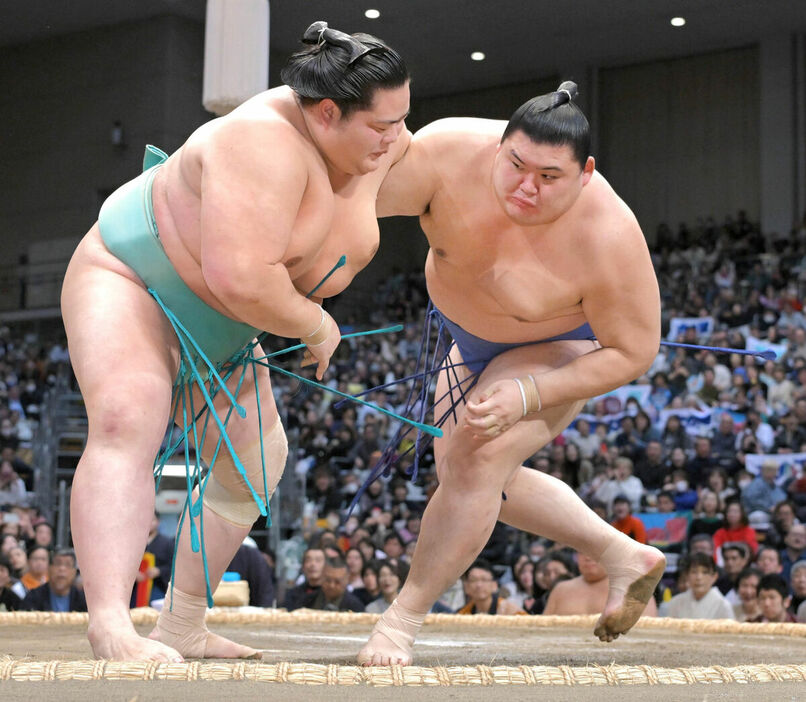 大の里（右）を上手投げで破り１敗を守った琴桜（カメラ・今西　淳）