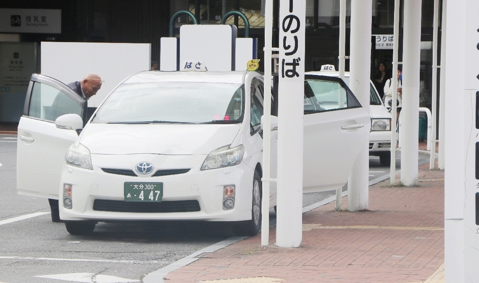 JR別府駅前に待機するタクシー車両。地域や時間帯によっては不足が指摘されている＝8日