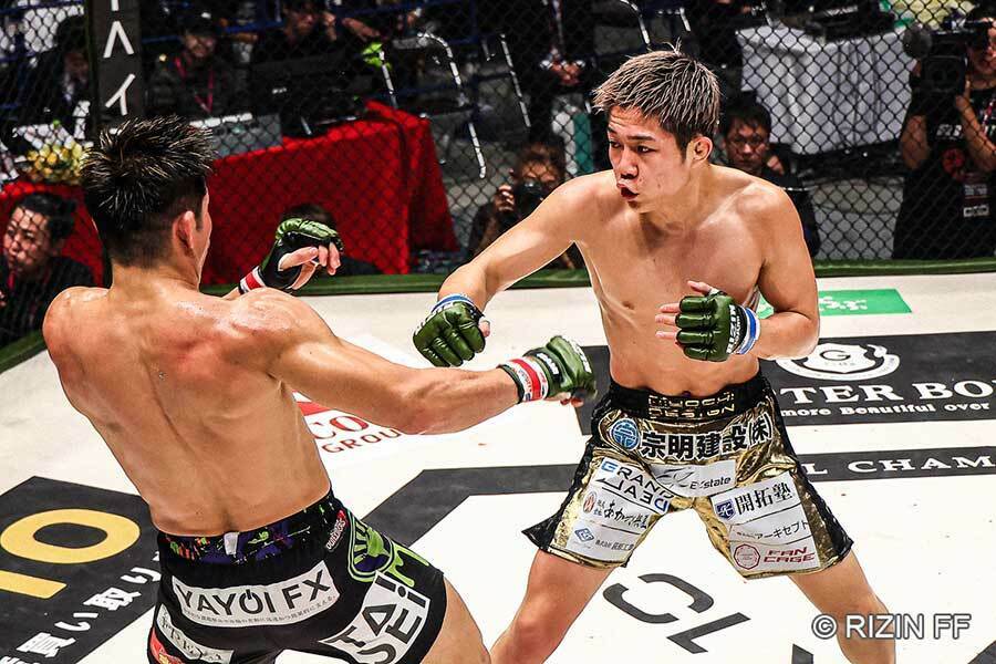 鈴木博昭（左）に判定勝ちした秋元強真【写真：(C)RIZIN FF】