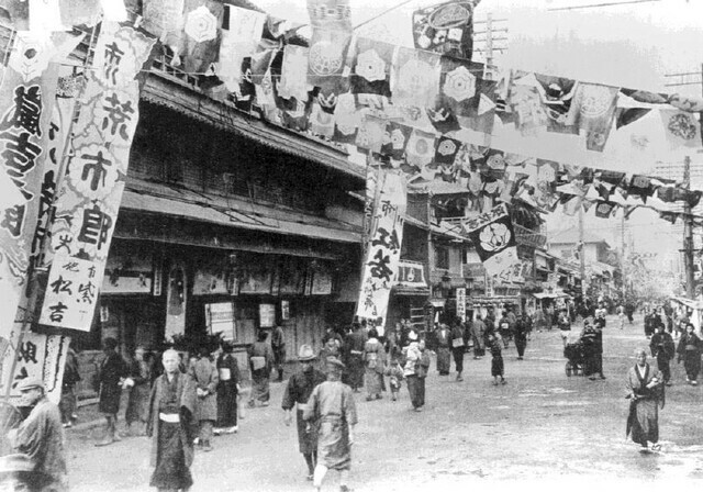 『明治大正昭和の大阪写真集』3より角座前 1909年 大阪市立中央図書館蔵