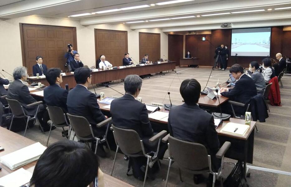 厚労省の社会保障審議会の年金部会＝25日午後、東京都千代田区