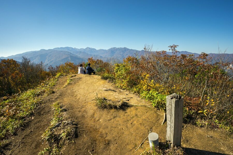 素朴な戸倉山山頂。かなりの人数がいましたが、皆さん山頂標識周辺はすばやく撮影を済ませて空けるようにしていました