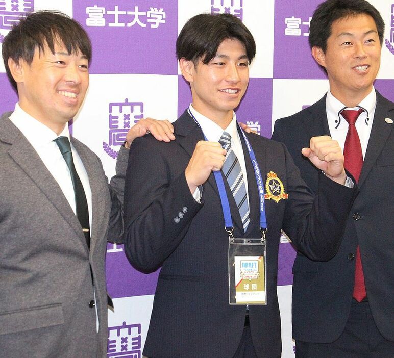 巨人の円谷スカウト（右）らから指名あいさつを受けた育成ドラフト1位の富士大・坂本（中）と同大の安田監督（左）