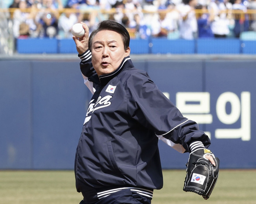 野球の試合で始球式に臨む韓国の尹錫悦大統領＝2023年4月、韓国・大邱（聯合＝共同）