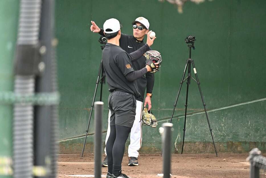 巨人・阿部慎之助監督（右）から指導を受ける山田