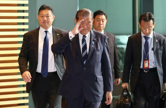 首相官邸に入る石破茂首相（中央）=2024年11月12日午前8時33分、岩下毅撮影