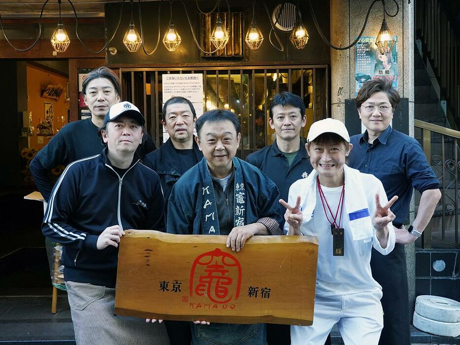 「竈 KAMADO 復活祭」に関わる高田馬場ラーメン組合のメンバーと「竈」店主の清水博丈さん（中央）