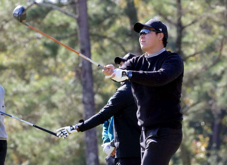 2024タイガース杯ゴルフでティーショットを放つ大山悠輔（撮影・水島啓輔）