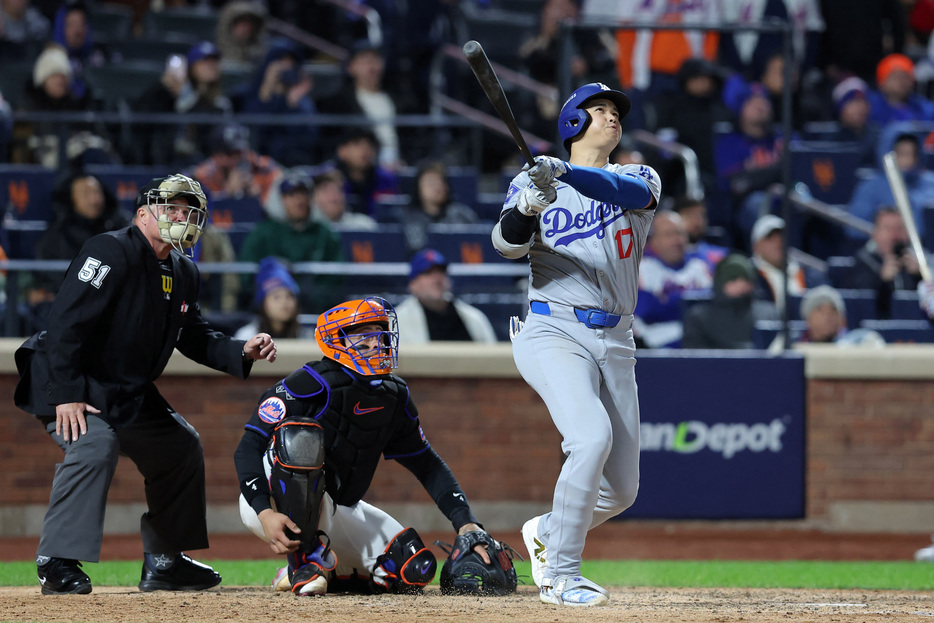 ＭＬＢは４日、打撃のベストナインに相当するシルバースラッガー賞の最終候補を発表し、日本勢ではドジャースの大谷翔平（写真右）、カブスの鈴木誠也が名を連ねた。ニューヨークで１０月撮影（２０２４年　ロイター/USA TODAY Sports）