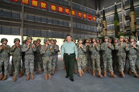 中国人民解放軍のロケット部隊を視察した習近平国家主席（資料写真、2024年10月17日、写真：新華社/アフロ）