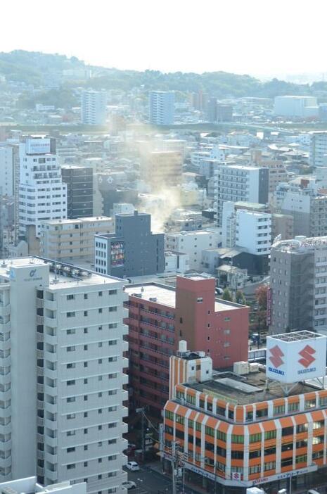 火災で煙を上げるビル＝29日午前9時2分、岡山市北区南中央町