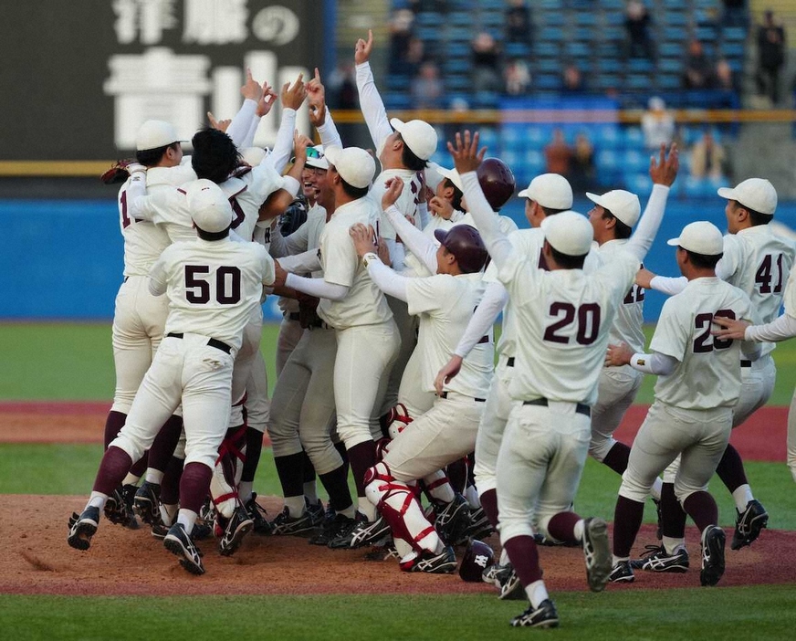 東京六大学野球＜早大・明大＞優勝し歓喜の早大ナイン（撮影・木村　揚輔）