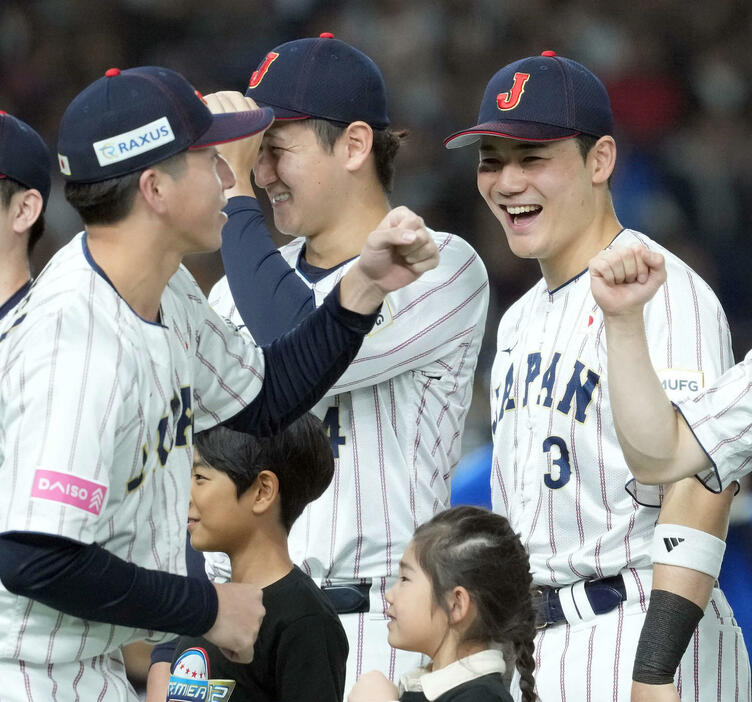 日本対台湾　選手入場で笑顔を見せる清宮（撮影・たえ見朱実）