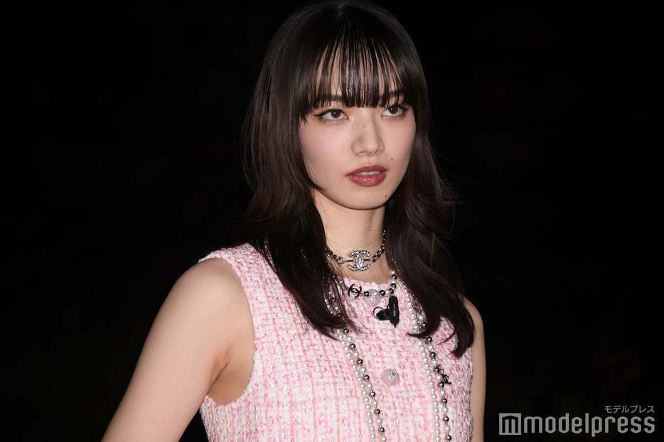 「CHANEL AND CINEMA - TOKYO LIGHTS」セレブレーションディナーフォトコールに登壇した小松菜奈