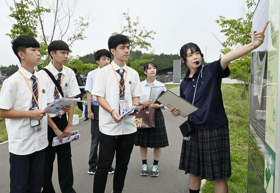 宮城県南三陸町の旧防災対策庁舎周辺で、台湾の高校生に東日本大震災の伝承ガイドをする南三陸高2年の伊藤芽衣さん（右端）＝7月