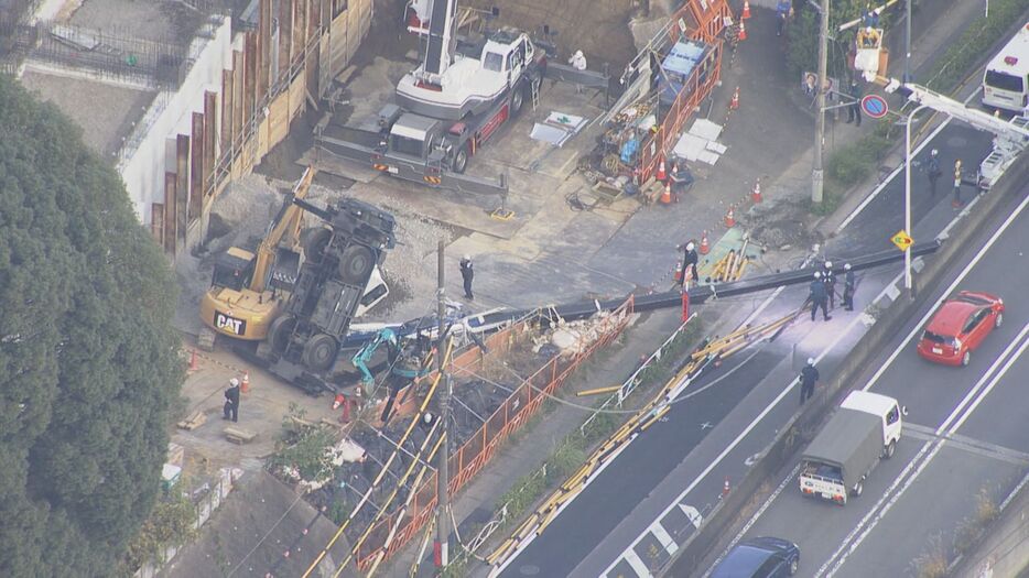 クレーン車横転し電線切断　神奈川・川崎市