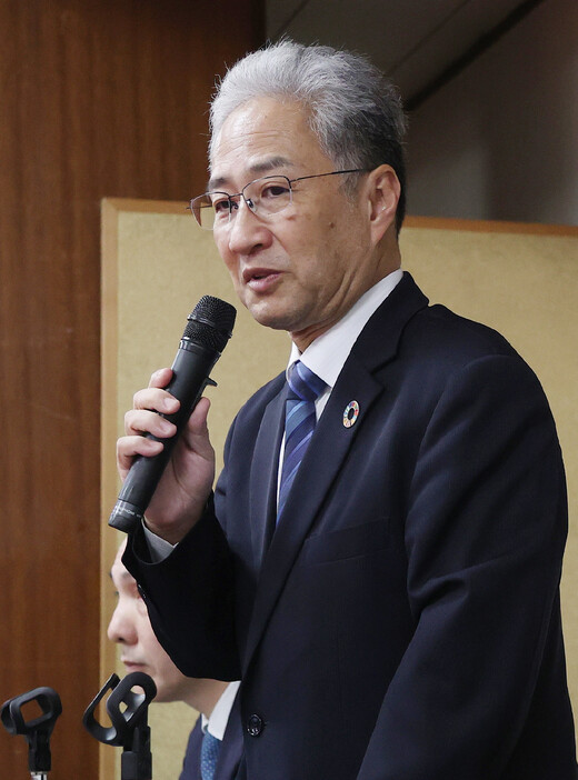 ユニチカは２８日、祖業の繊維事業から撤退する方針を発表した。写真は記者会見する上埜修司社長＝同日午後、大阪市中央区