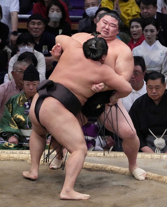 ＜大相撲九州場所7日目＞正代（右）を寄り切りで破った霧島（撮影・岡田　丈靖）