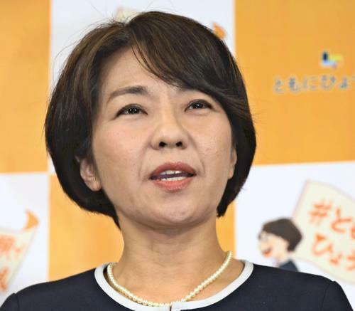 敗戦の弁を述べる稲村和美氏（１７日午後８時４６分、神戸市中央区で）＝近藤誠撮影