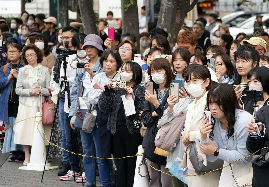 候補者の演説に耳を傾ける有権者ら＝10月31日、神戸市中央区